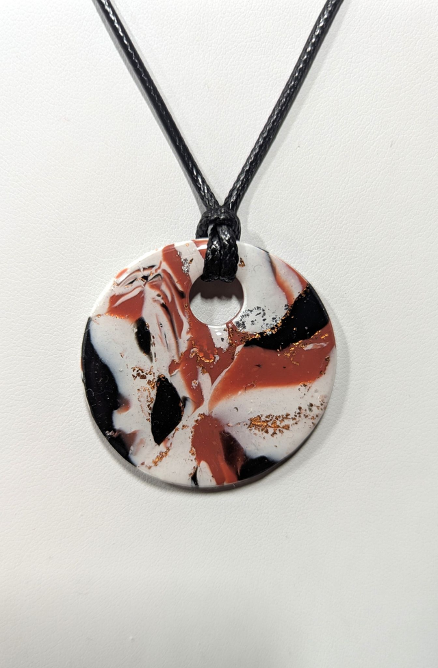 Pendentif marron/noir/blanc