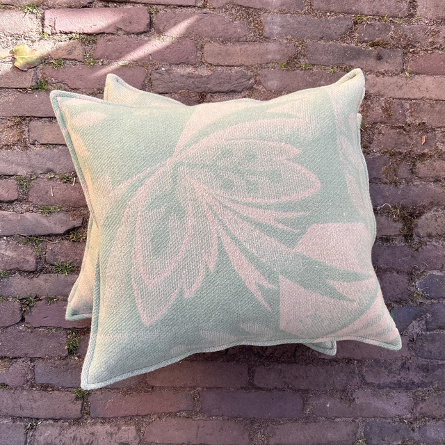 Dekenkussen met bladmotief