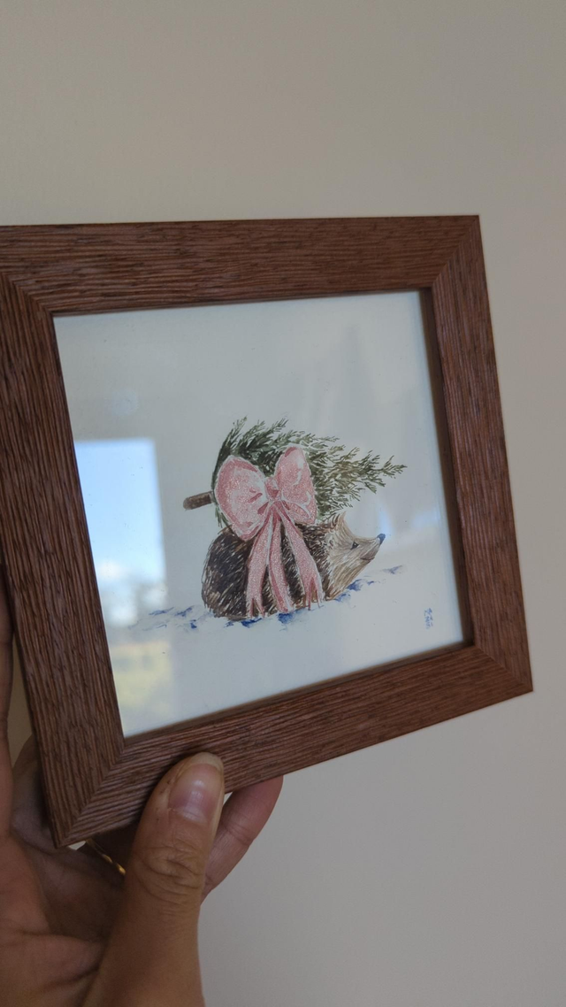 Hérisson portant son sapin noeud rose 