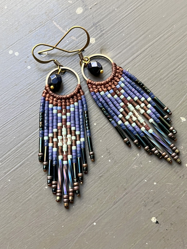 Grandes boucles d&#039;oreille à franges bleue marine et marron en macramé et perles 