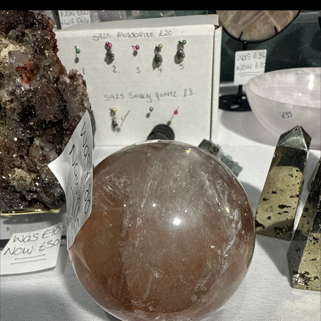 Red mud garden quartz sphere