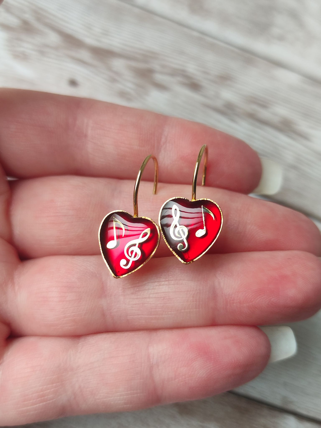 Boucles d&#039;oreilles dormeuses cœur rouge saphir musique