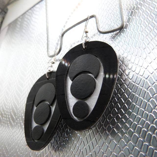 Boucle d&#039;oreille vinyle &quot;Oeuf&quot; argentée  (1)