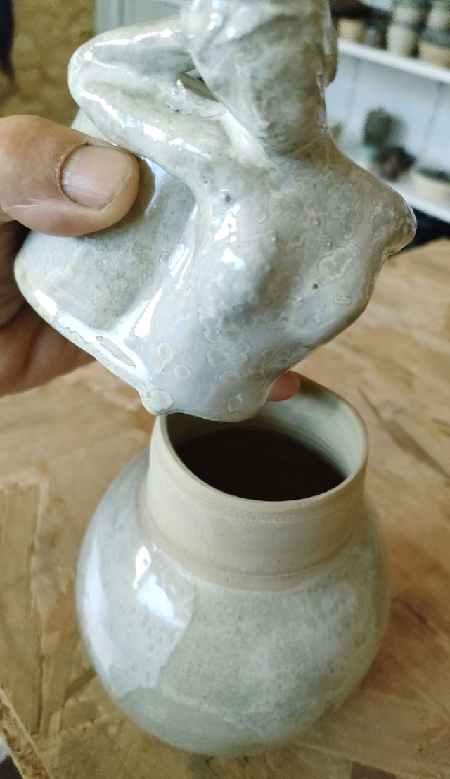 Boîte blanche avec buste “écoute intérieure”