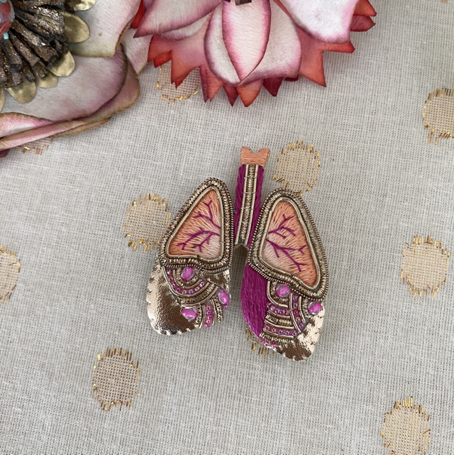 Broche brodée poumons fuchsia saumon
