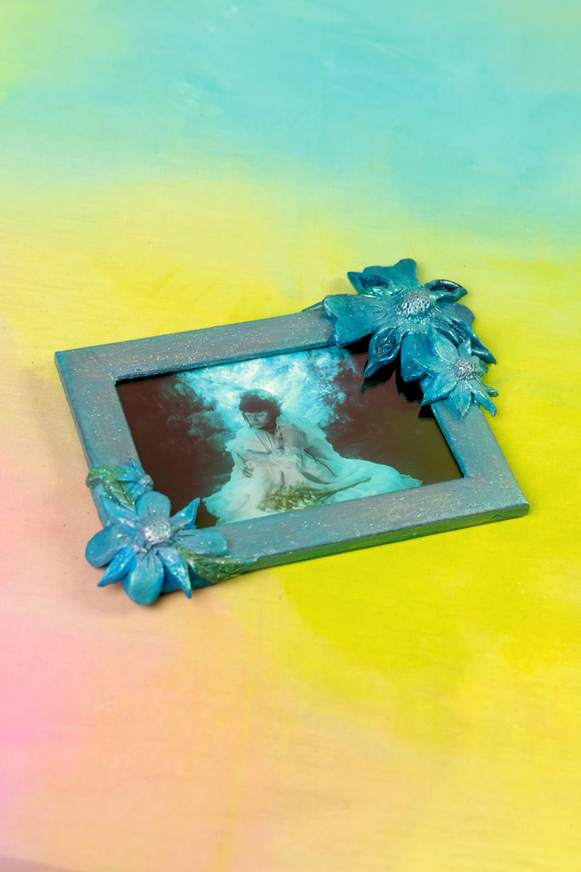 Tirage photo "blue fairy" dans un cadre sculpté à la main