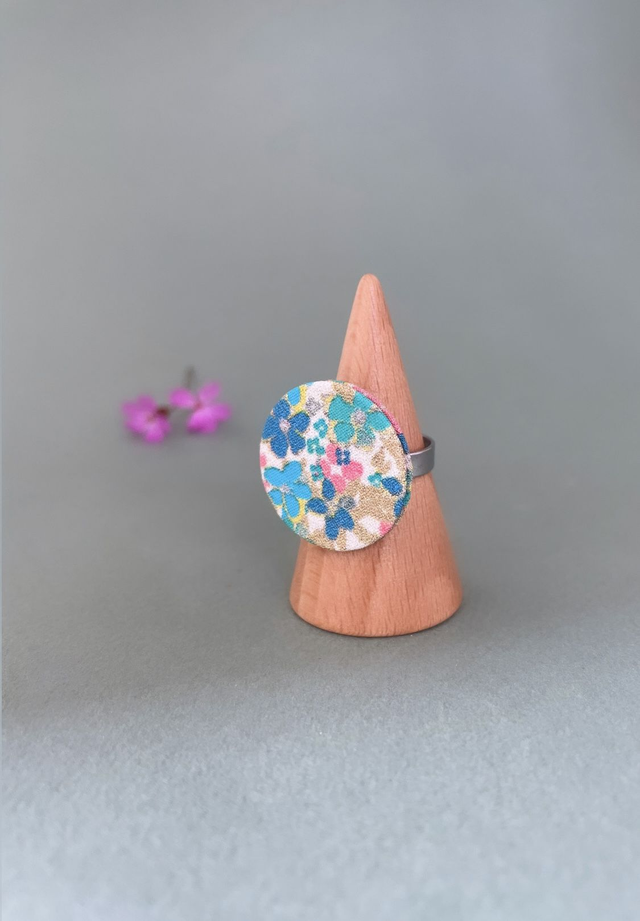 Bague réglable avec cercle de carton tapissé de tissu imprimé fleuri, collection « pâquerette vintage » - tons blanc, rose, bleu, vert et doré.