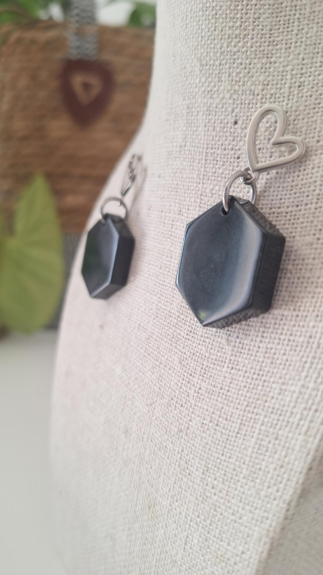 Boucles oreilles hexagonales noires et cœurs argentés