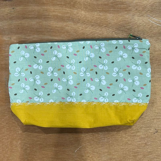 6003  Large essential pouch