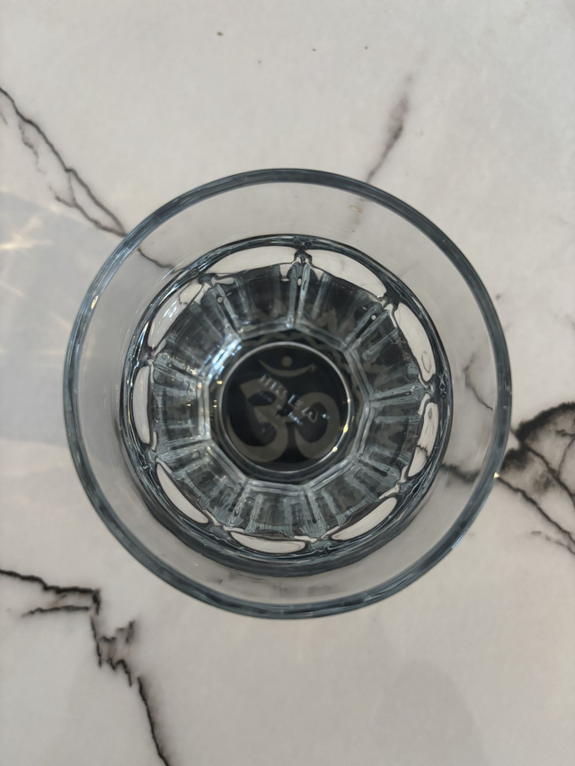 Chakra Couronne – Sahasrara gravé sur un dessous de verre en ardoise de 10 cm de diamètre