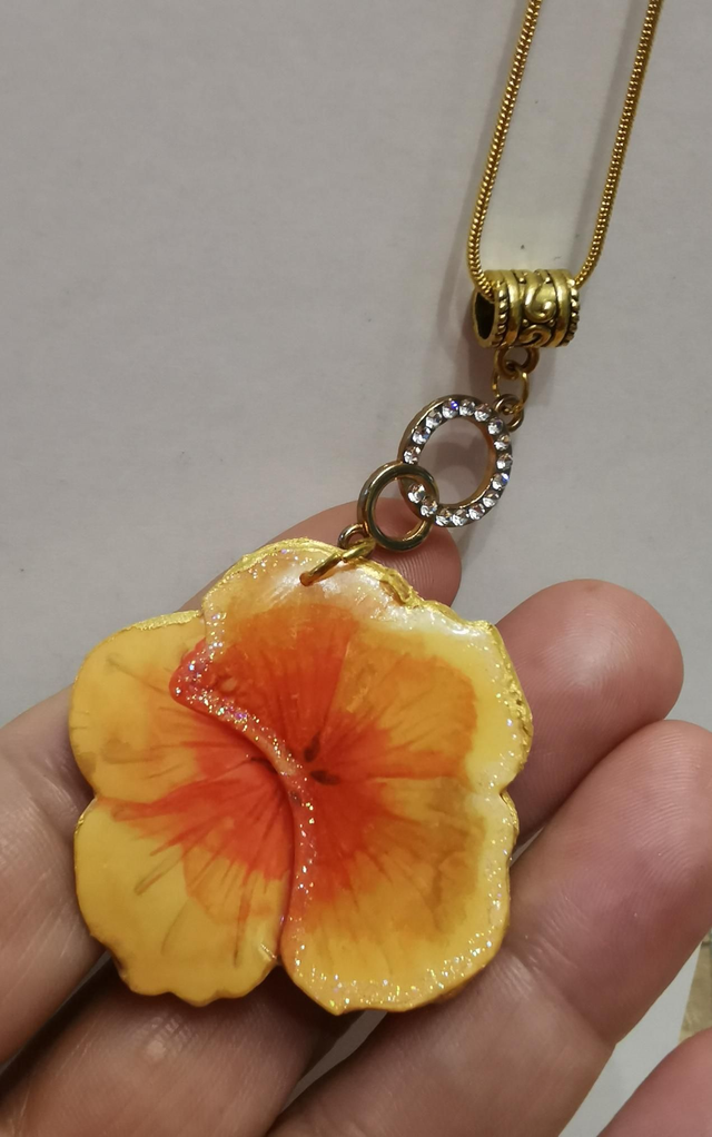 Pendentif fleur jaune 