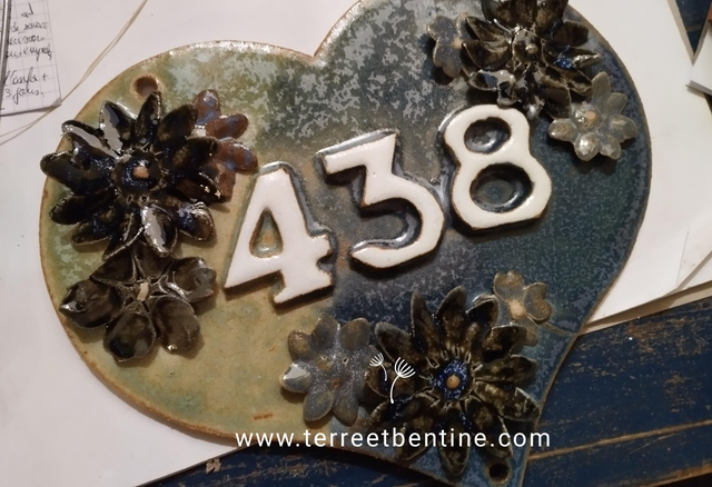 COEUR  3 chiffres - TYPO blanche - fleurs en grès 