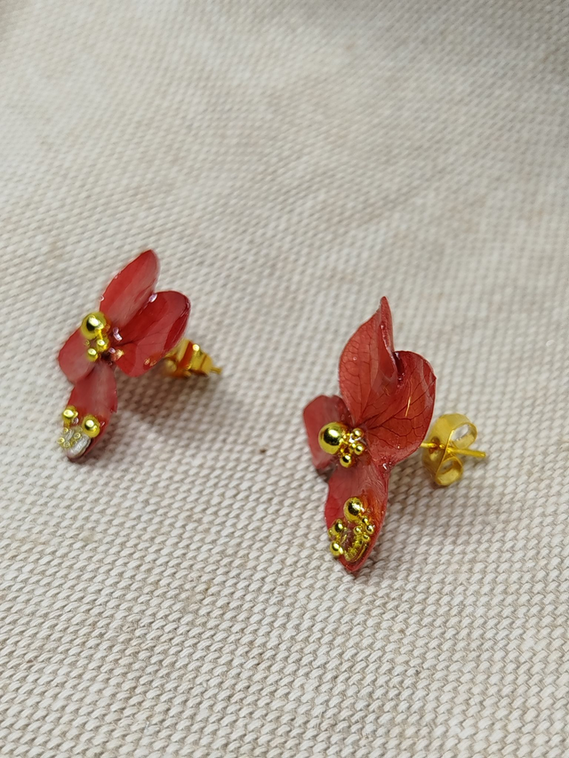 Clous d'oreille Joy en fleurs résinées coloris rouge