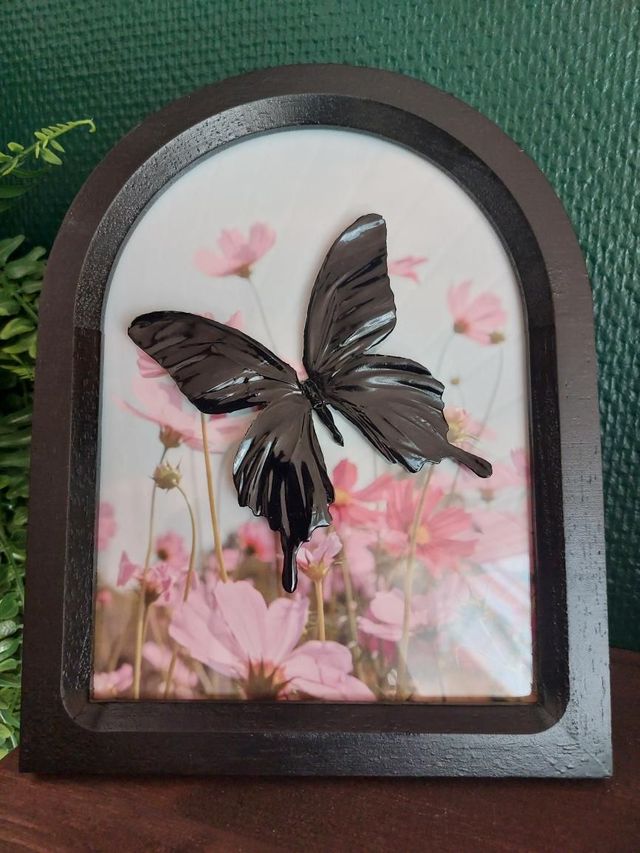 Cadre en bois noir fleurit avec papillon en résine