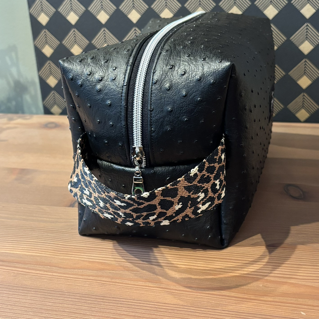 La trousse Complice Maxi – Noir effet autruche & poignée léopard 🖤🐆