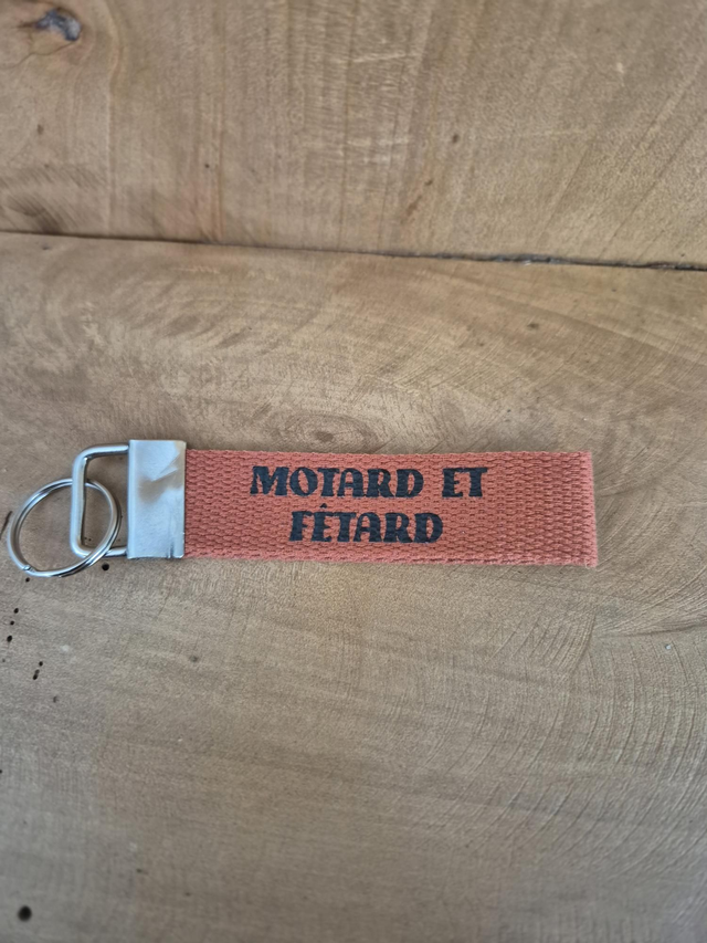 Porte clef "motard et fêtard"