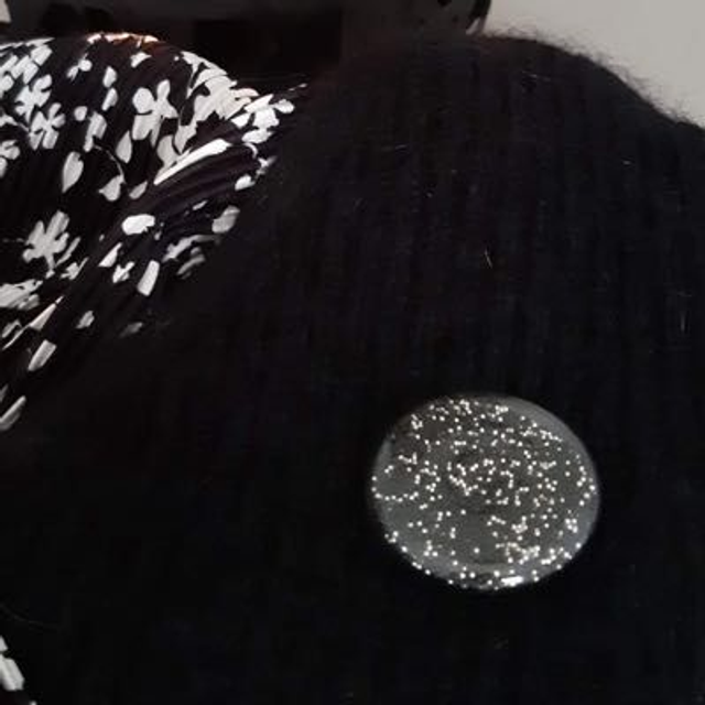 Broche Nano Perle Noir Et Argent