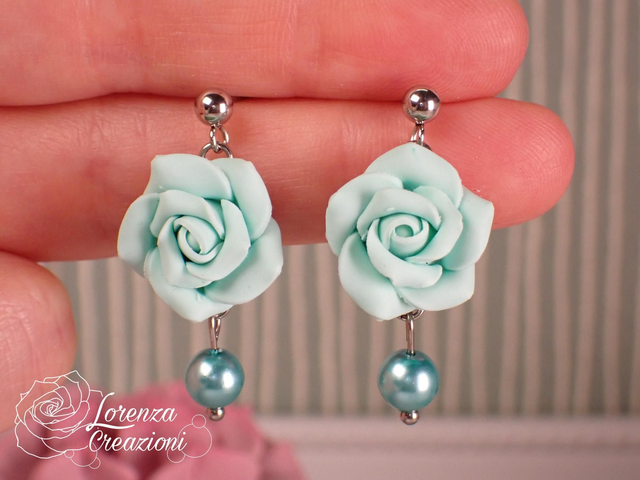 Orecchini pendenti rose verde menta con perla