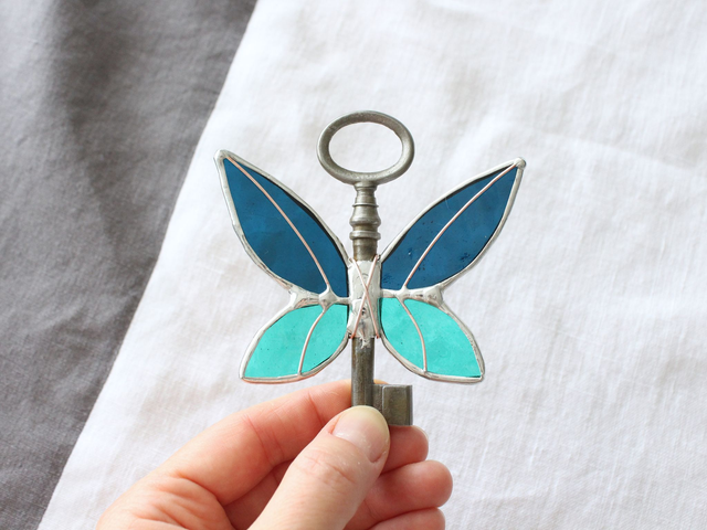 🗝️ Clé volante féerique &quot;Frigg&quot; en vitrail 