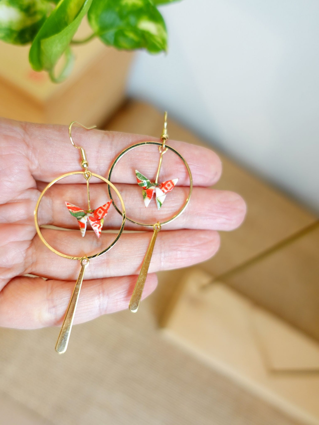 Origami Papillon / INOX doré / Papier japonais washi / Rouge, vert, or / Créoles, anneaux / Bijou japonais origami / Boucles d&#039;oreilles /