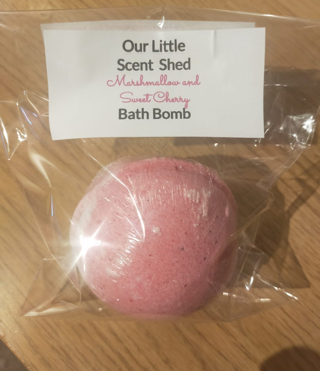 MARSHMALLOW AND SWEET CHERRY BATH BOMB