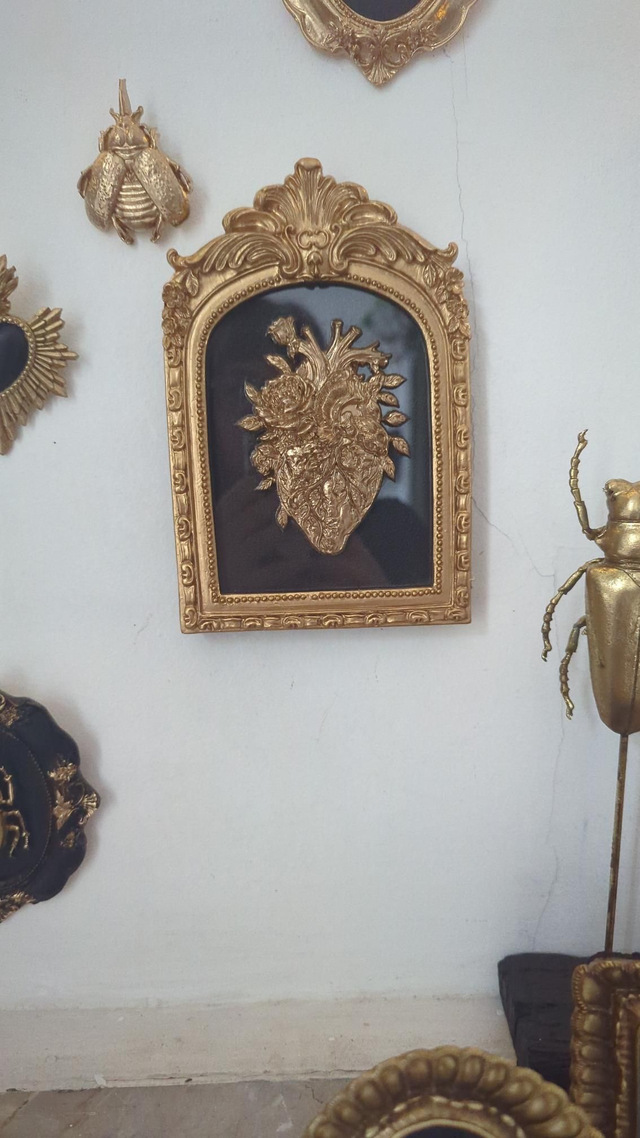 Cadre en arche dorée - cœur anatomique floral