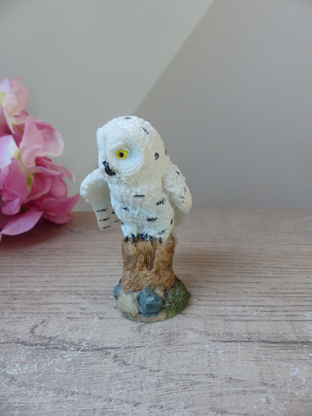 Sculpture Miniature Chouette des Neiges en Résine – Figurine Décorative Blanche Harfang - Statuette Chouette Blanche de Collection en Résine