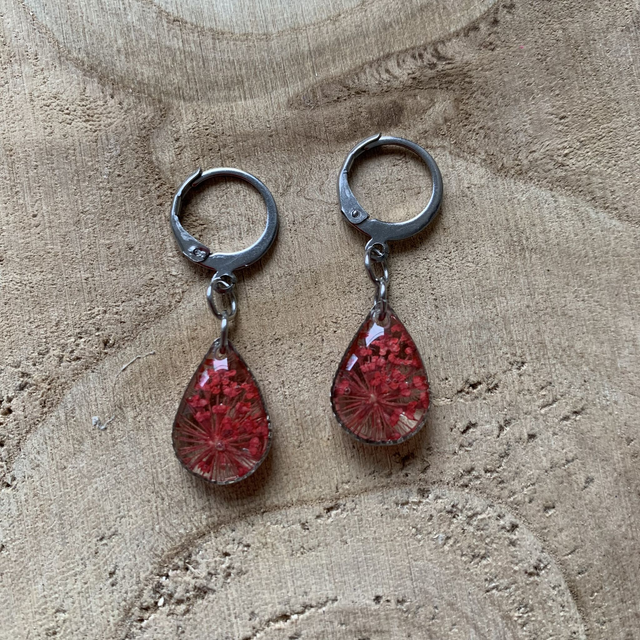 Rouges : boucles d'oreilles dormeuses (argentées)