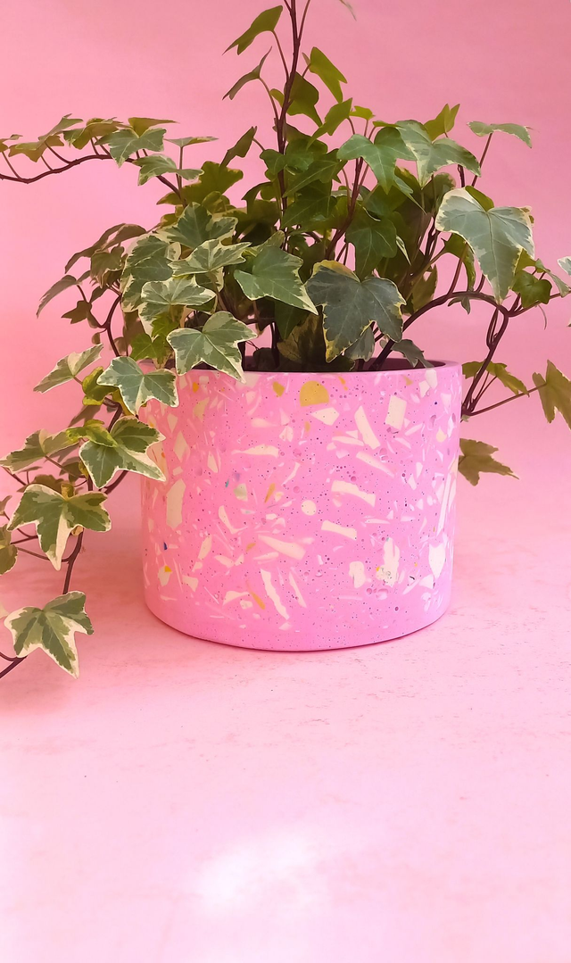 Osłonka na doniczkę, różowa doniczka, białe lastryko