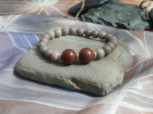Bracelet médicinal gris taupe et perles rouge-brun