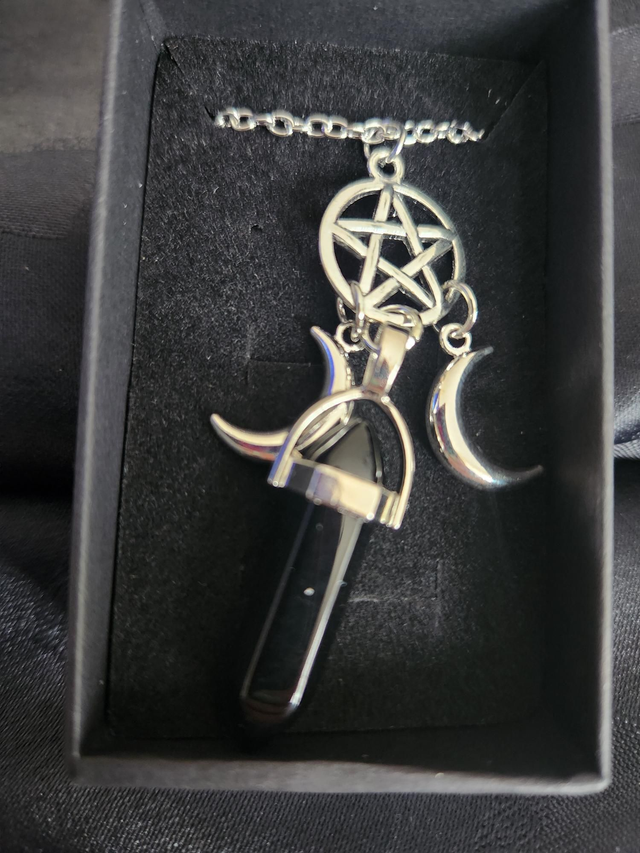 BLACK ONYX PENTAGRAM PENDANT AND CHAIN