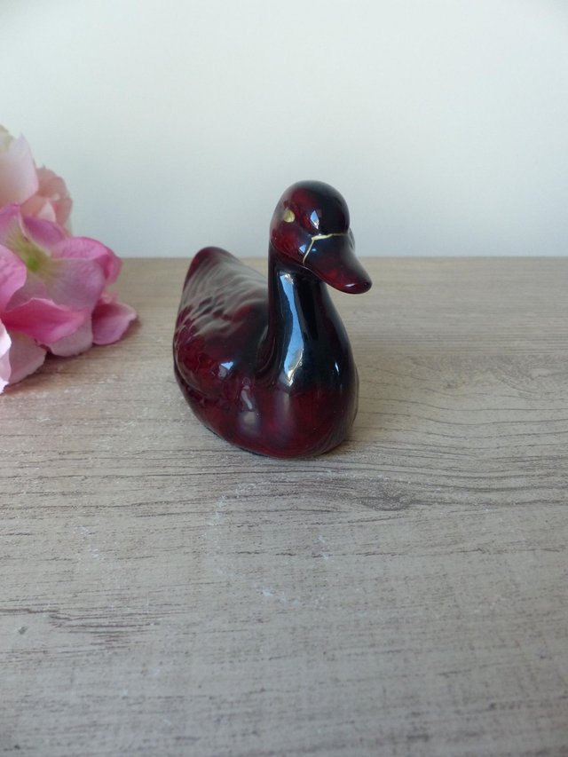 Figurine canard laqué noir et rouge Kanadou France, bibelot canard artisanat français décoration maison de campagne, cottage, ferme, cadeau