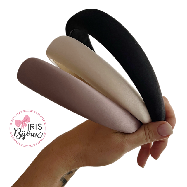 Cerchietto in raso liscio con bombatura media 