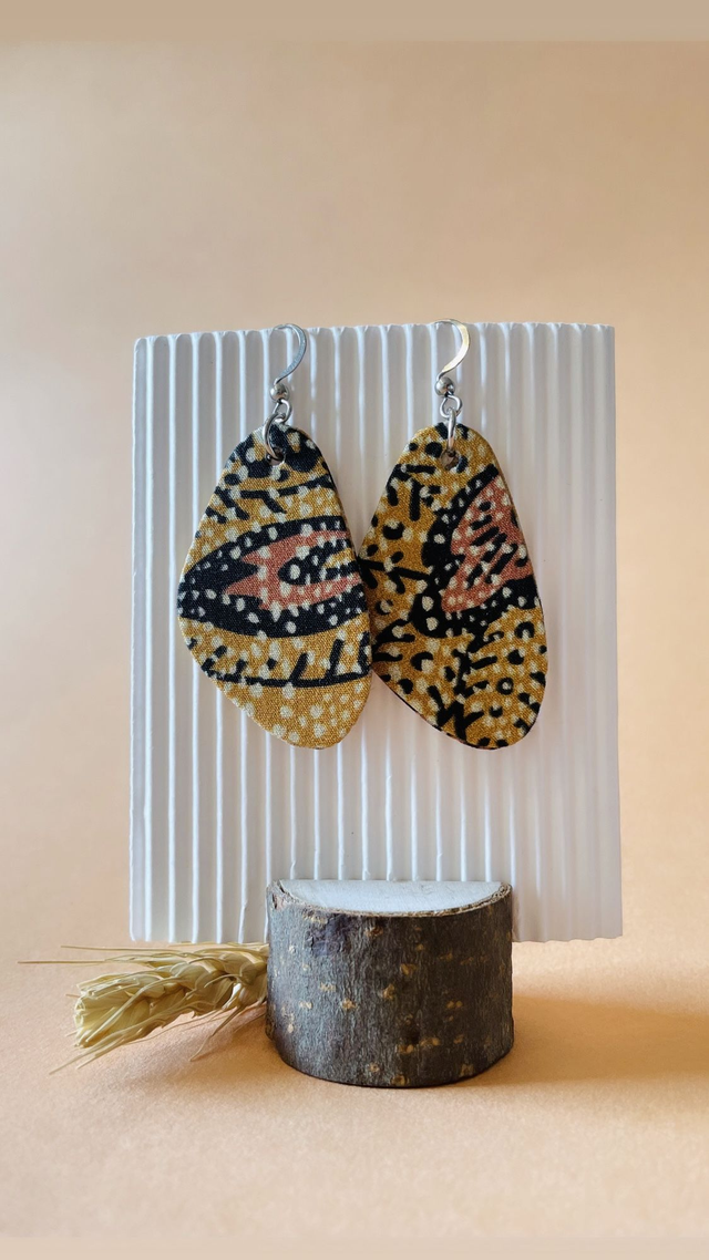 Boucles d'oreilles carton et tissu imprimé de forme triangulaire, collection « mosaïque » - tons jaune, orangé