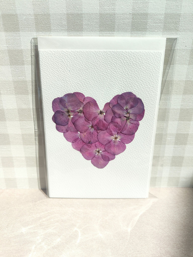 Carte hortensia coeur en fleurs pressées