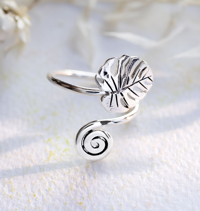 Anillo de espiral y hoja hecho a mano en plata 925