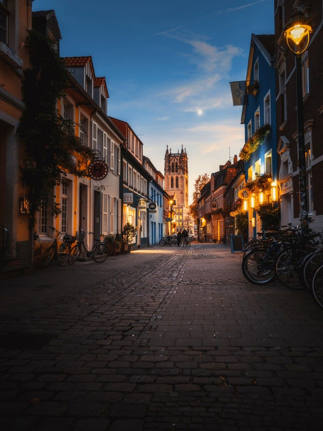 Kreuzstraße am Abend