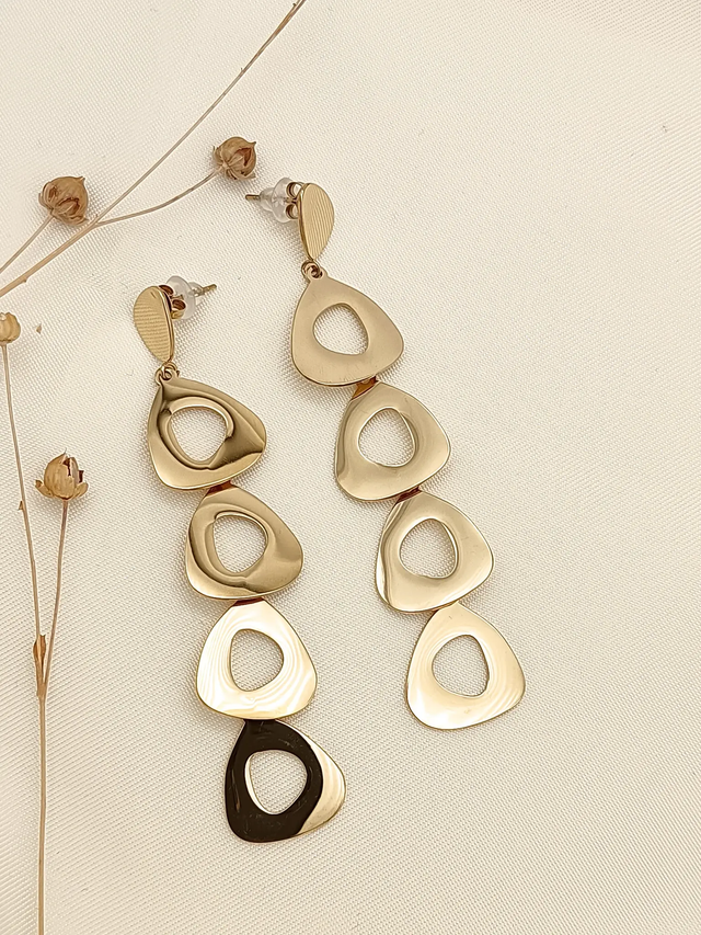Boucles d'oreilles dorées triangles à angle arrondis pendants
