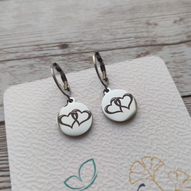 Boucles d&#039;oreilles &quot;Dormeuse cœurs&quot; gravés argenté