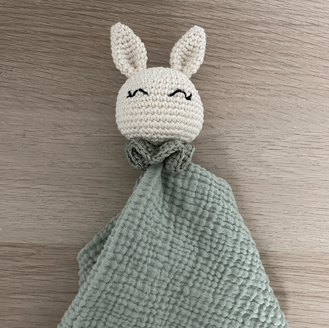 Doudou plat en crochet et double gaze - petit modèle : 30 cm - couleur vert sauge uniquement