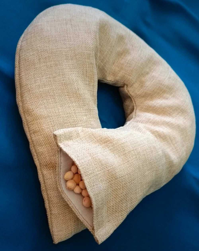Cuscino con noccioli di ciliegia - collarino beige - MoRoArLo