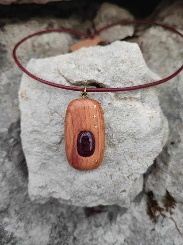 Pendentif en Bois d'If, Tourmaline, Laiton et Cordon Cuir