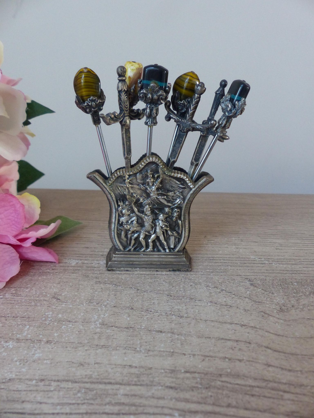 Service Apéritif Ancien en Métal Argenté – Ensemble de Pics Canapés Décoratifs Guerriers avec Motif en Bas-Relief, Épées et Couronnes