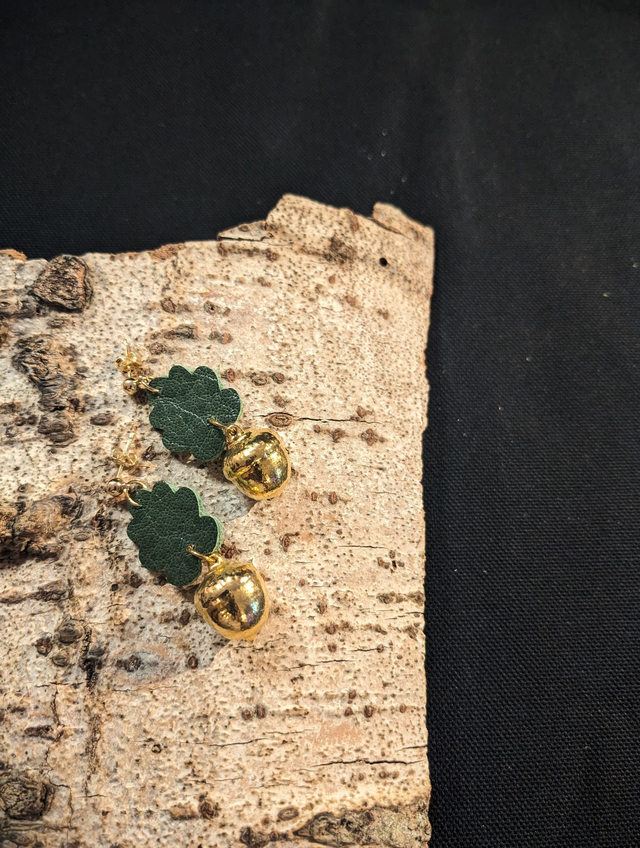 Aglanada - Clous d'Oreilles Glands Or 24k, Cuir