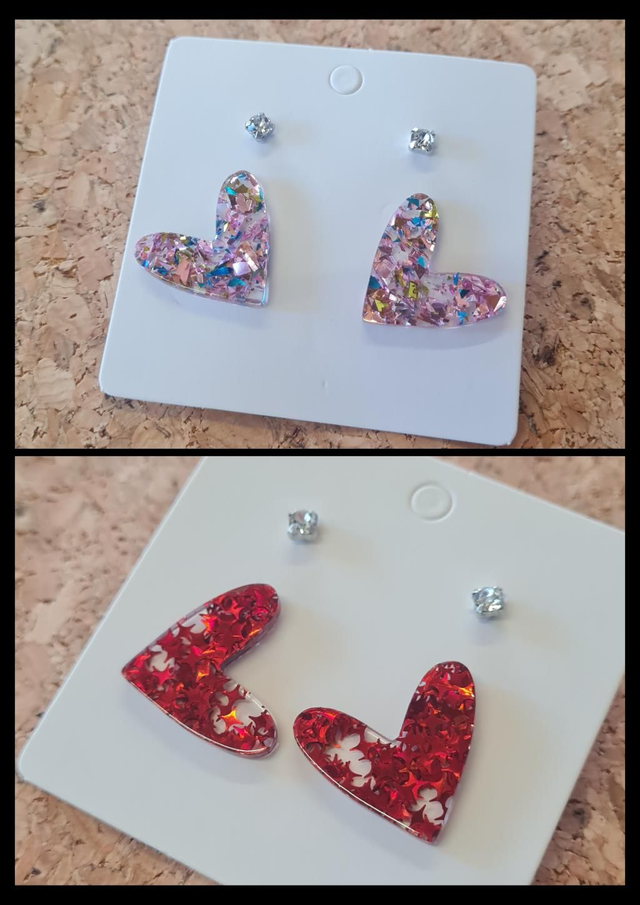 Duo de clous d'oreilles "Lovely" en acier inoxydable et resine à paillettes 