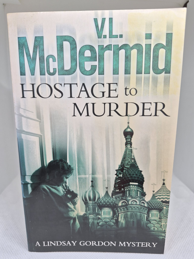 V.L McDermid - Hostage to Murder
