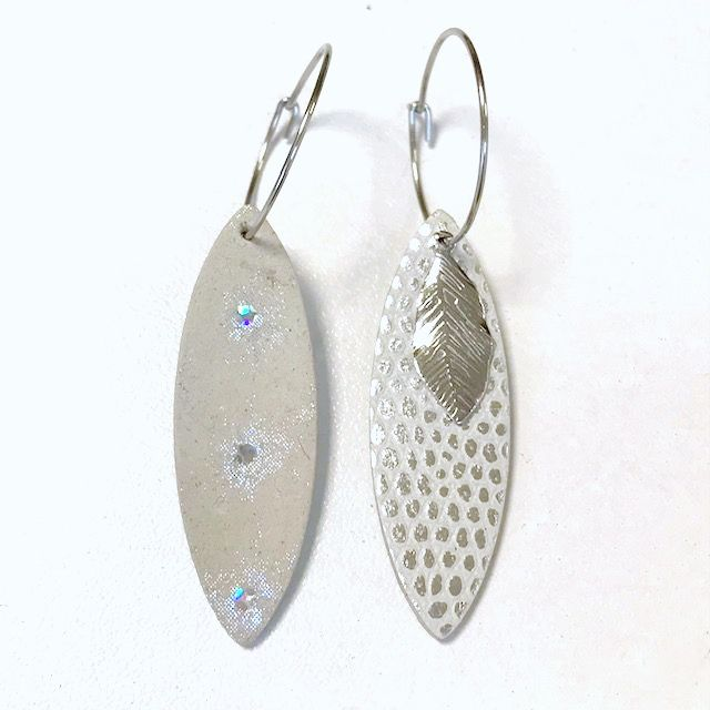 Boucles d’oreilles « Majeur » réversibles, argentées, cuir de chèvre couleur gris perle à pois holographique/ blanc moucheté argenté