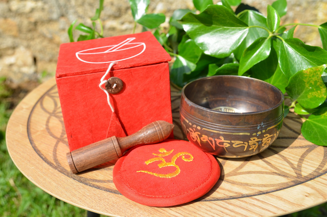 Bol chantant Om / coffret cadeau (rouge)