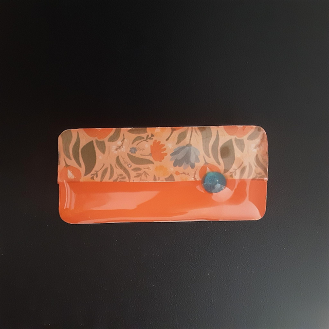 Broche rectangle collection floral fond orange flamboyant avec décor floral et cabochon vert