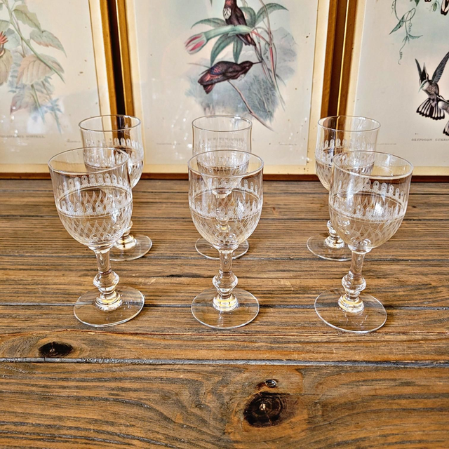 Verres à liqueur / digestif en cristal guilloché, jambe travaillée